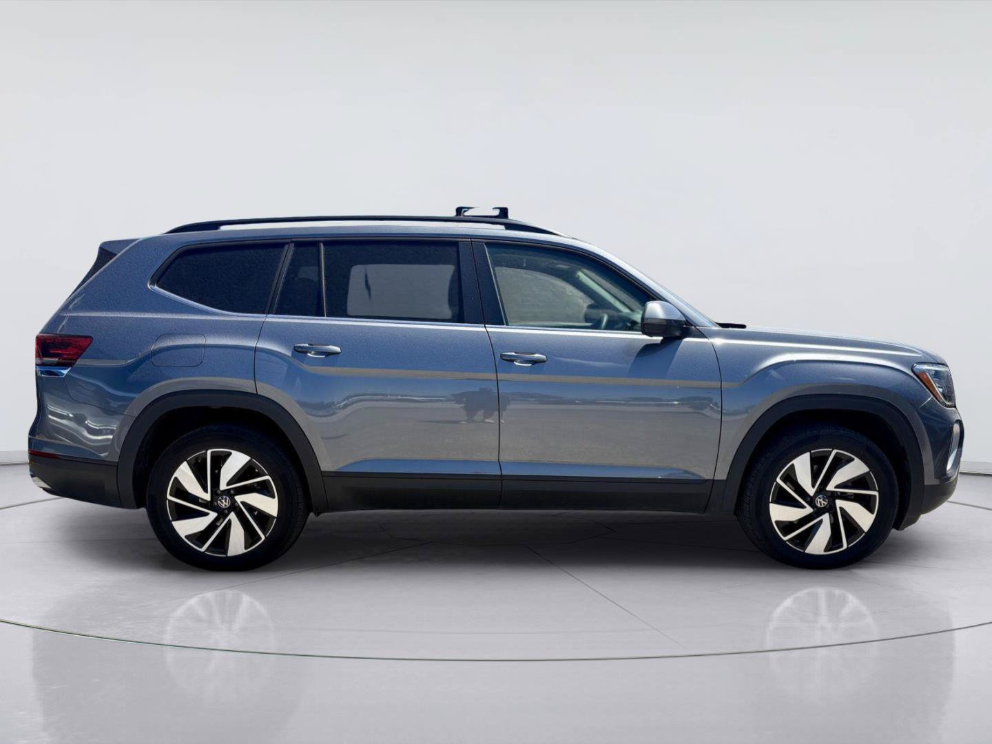 Used 2024 Volkswagen Atlas SE FWD image 2