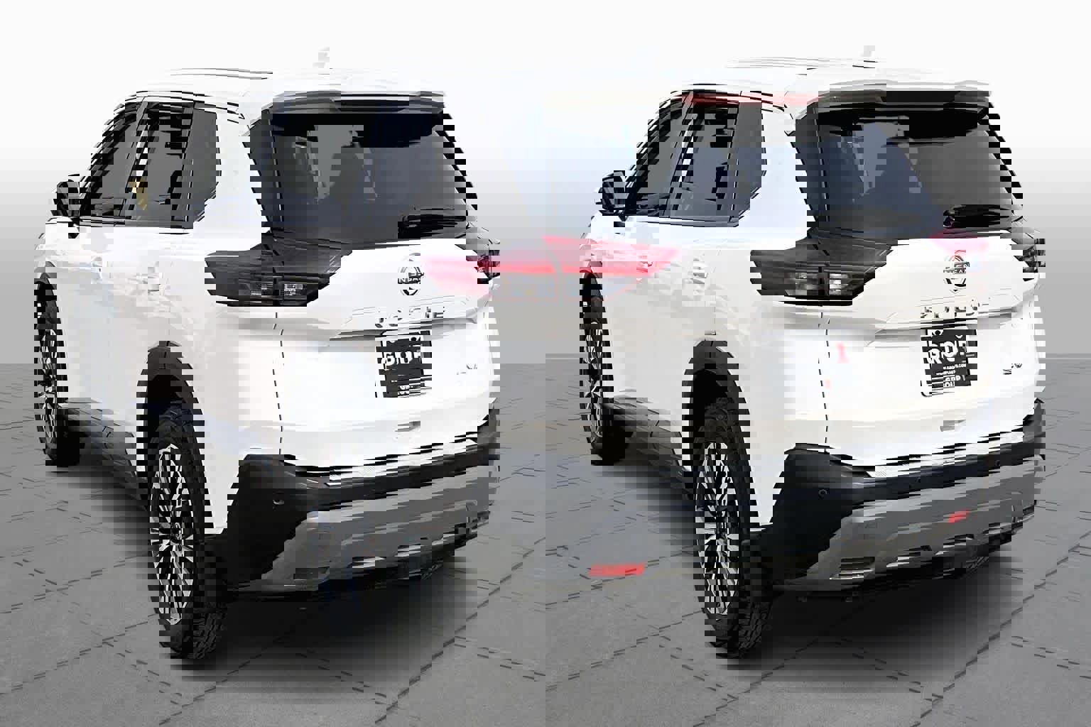 Used 2023 Nissan Rogue SV image 2