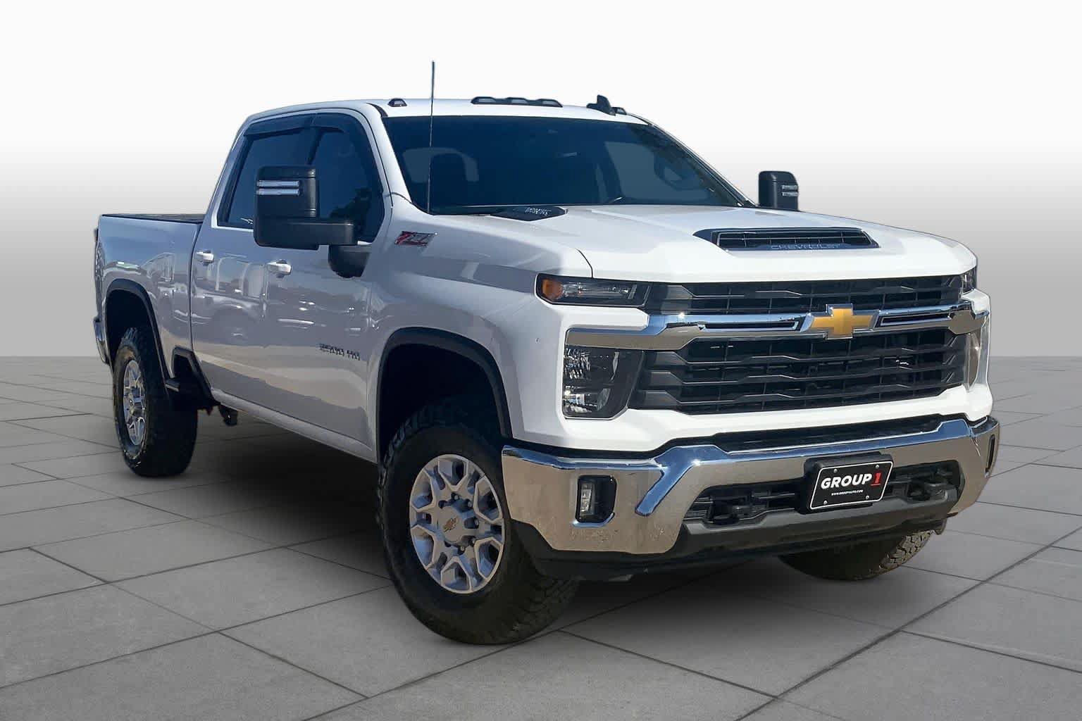 Used 2024 Chevrolet Silverado 2500 LT AWD/4WD image 3