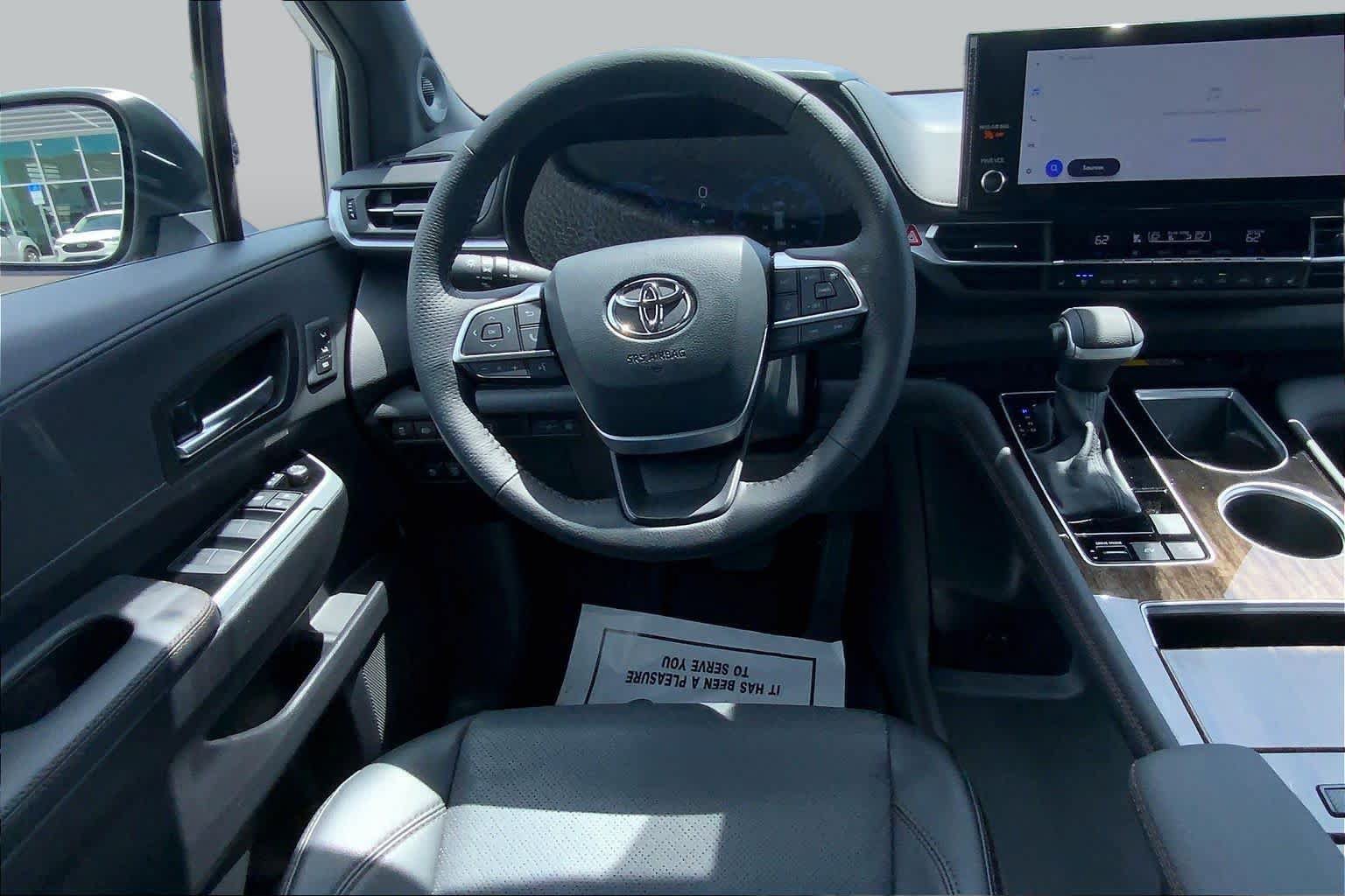 Used 2025 Toyota Sienna Platinum FWD image 6
