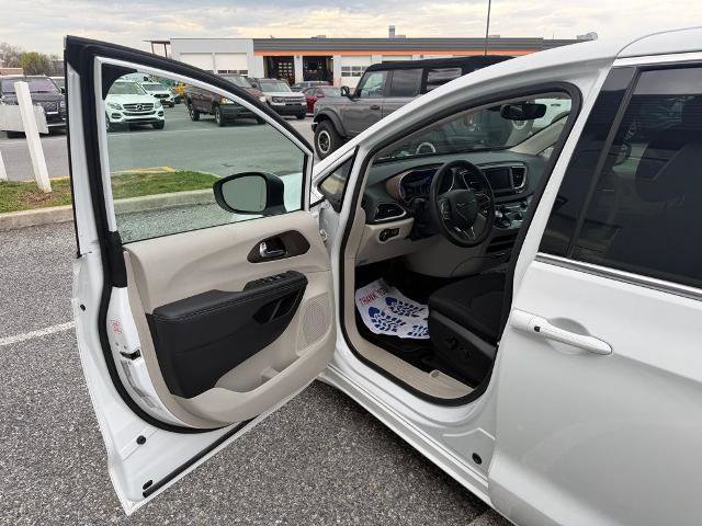 Used 2023 Chrysler Voyager LX FWD image 10