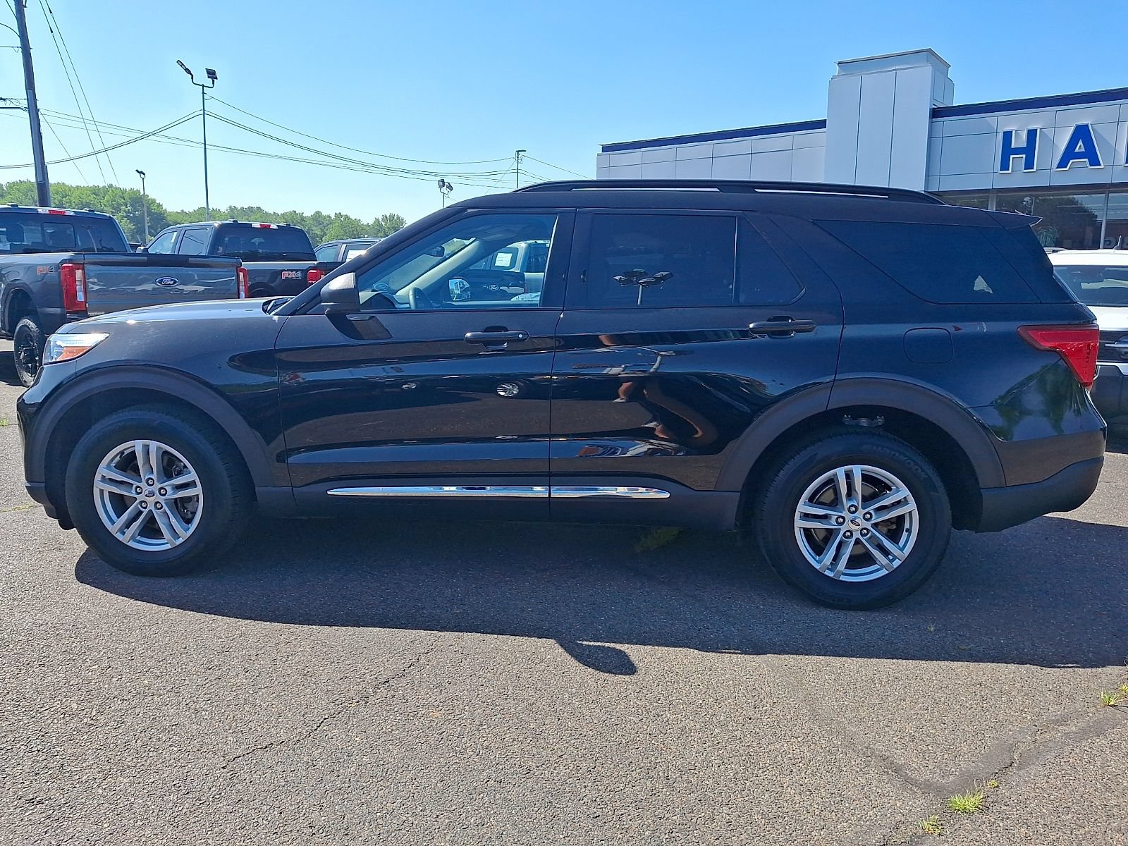 Certified 2023 Ford Explorer XLT w/ Equipment Group 202A AWD/4WD image 4