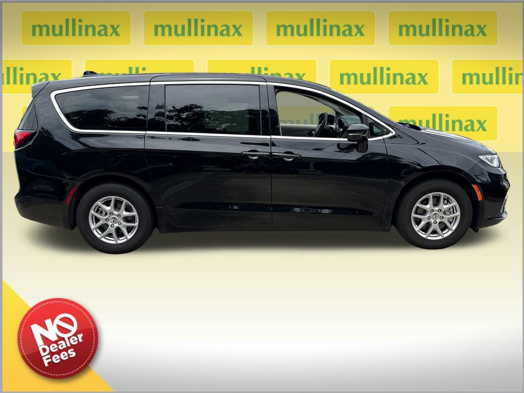 Used 2024 Chrysler Pacifica Touring-L FWD image 2