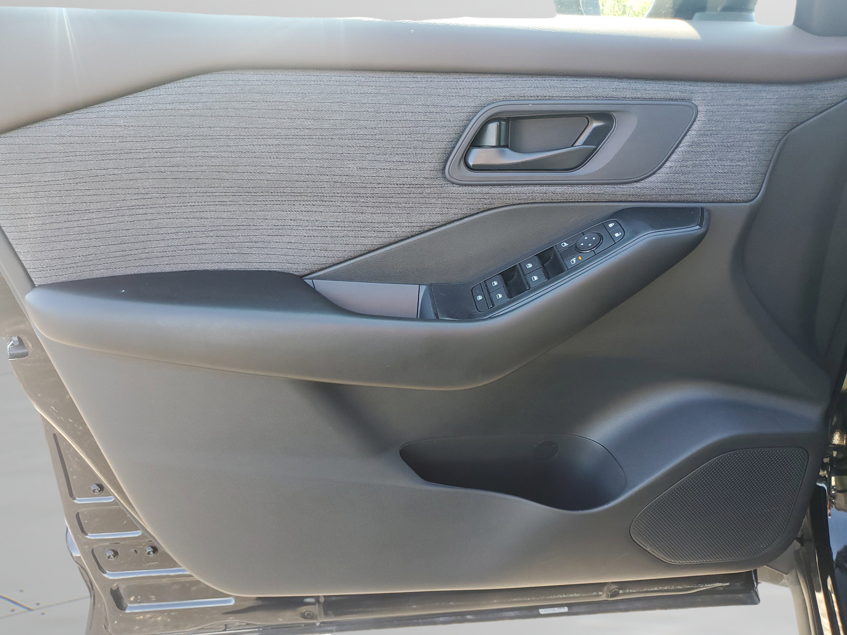 Used 2023 Nissan Rogue S FWD image 17