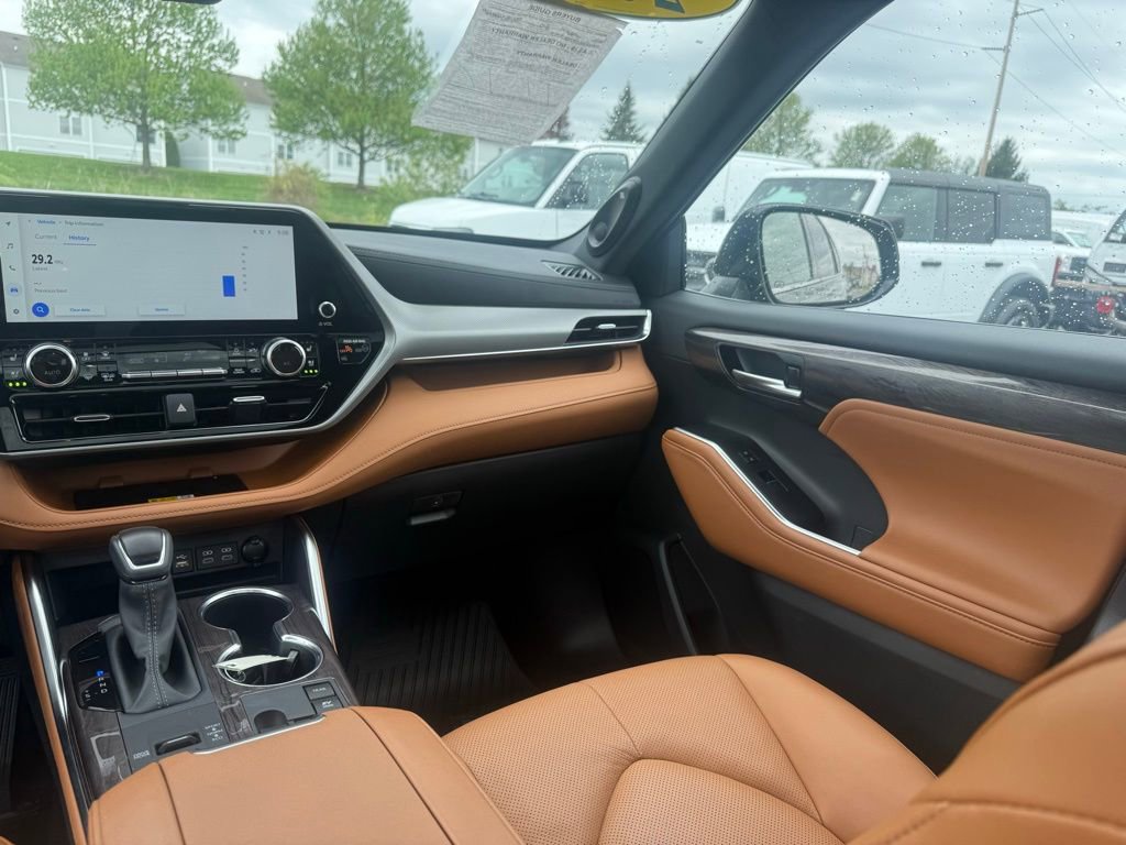 Used 2025 Toyota Highlander Platinum AWD/4WD image 37