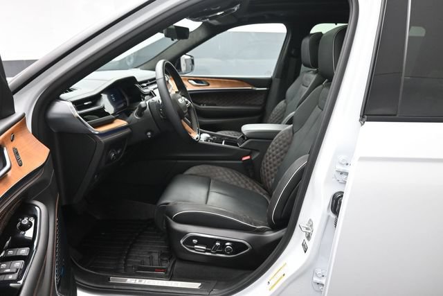 Used 2023 Jeep Grand Cherokee L Summit AWD/4WD image 10