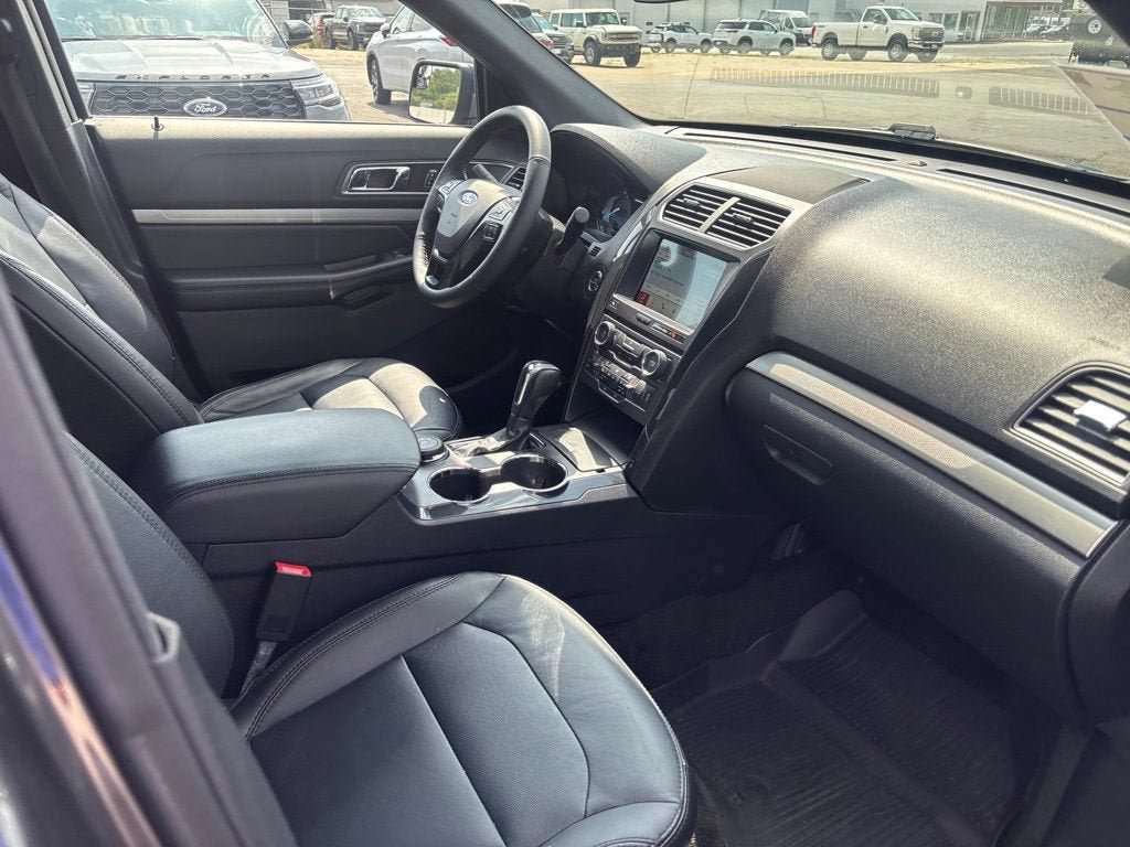 Certified 2018 Ford Explorer XLT w/ Equipment Group 202A AWD/4WD image 17