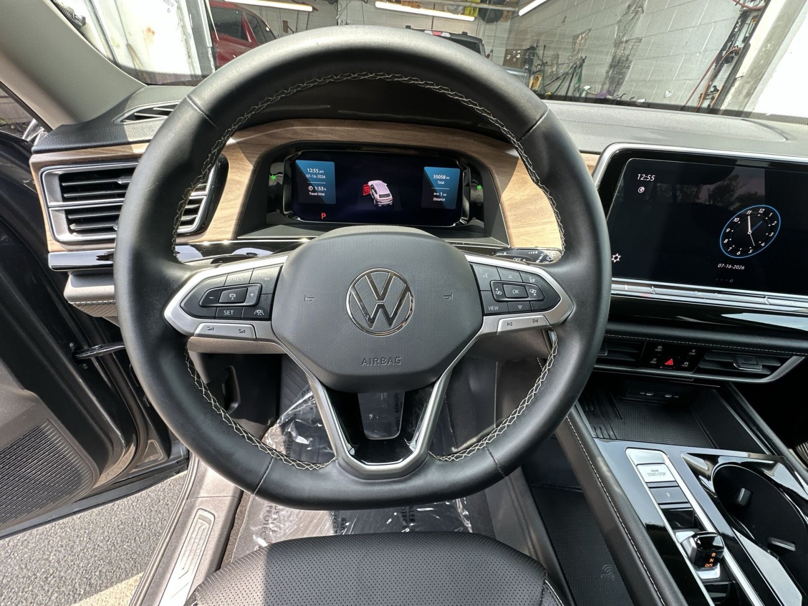 Used 2025 Volkswagen Atlas SE AWD/4WD image 24
