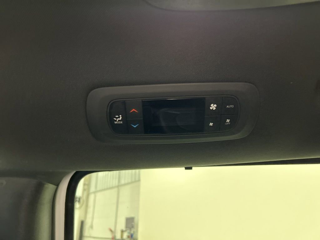 Used 2025 Chrysler Pacifica Select image 28