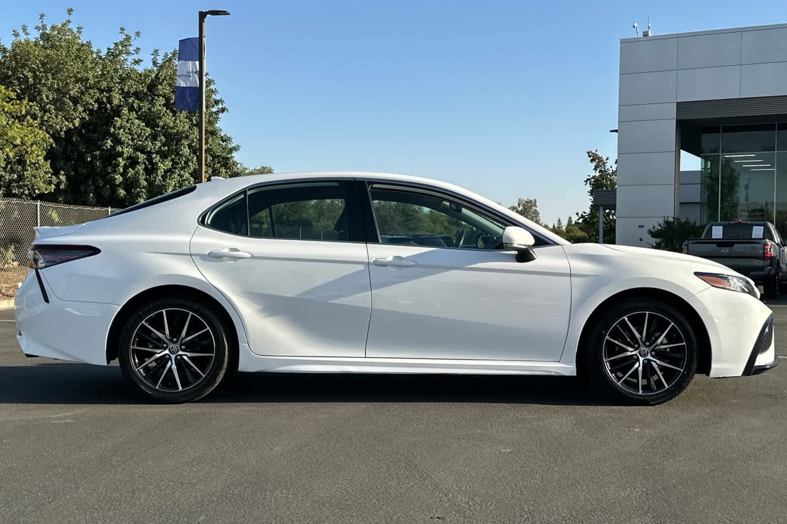 Used 2023 Toyota Camry SE image 6