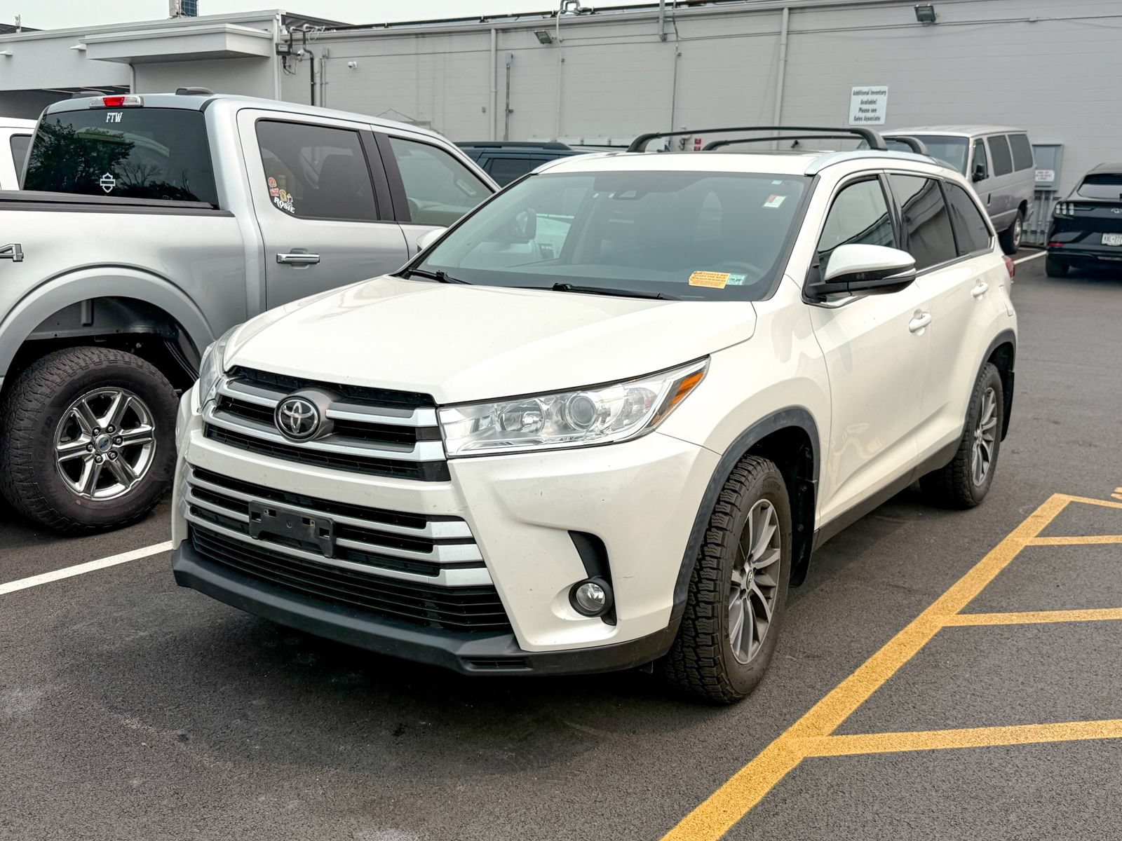 Used 2019 Toyota Highlander XLE AWD/4WD image 2