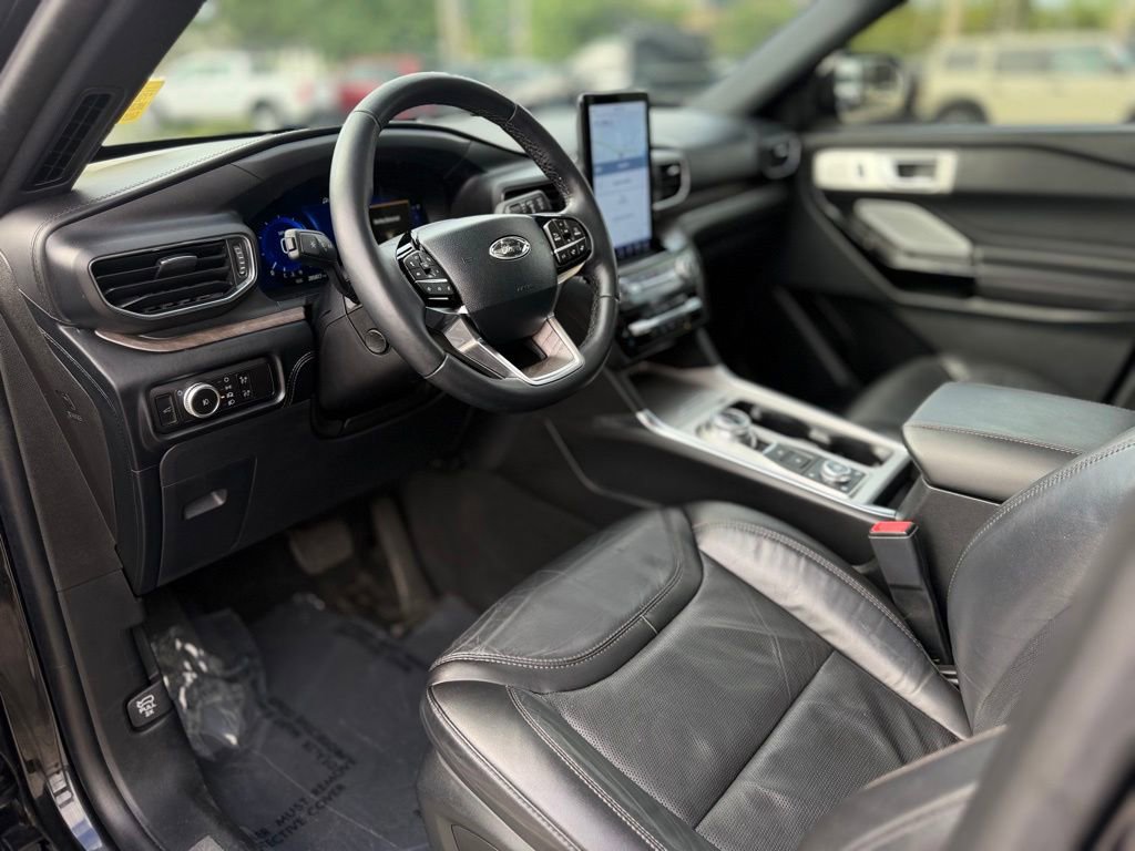 Certified 2023 Ford Explorer Platinum w/ Technology Package AWD/4WD image 16