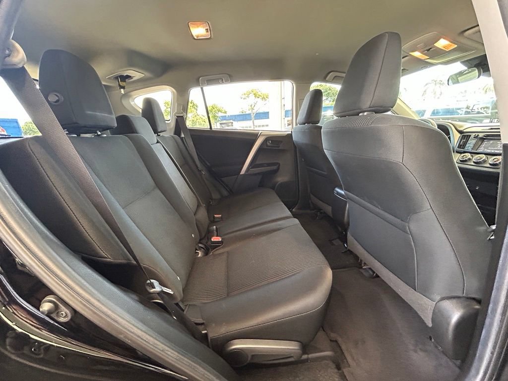 Used 2018 Toyota RAV4 LE FWD image 29