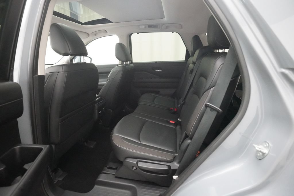 Used 2022 Nissan Pathfinder SL AWD/4WD image 16