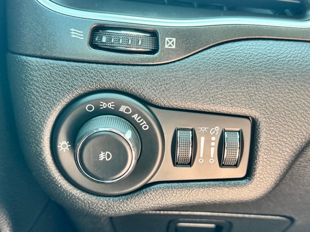 Used 2020 Jeep Cherokee Trailhawk w/ Cold Weather Group AWD/4WD image 41
