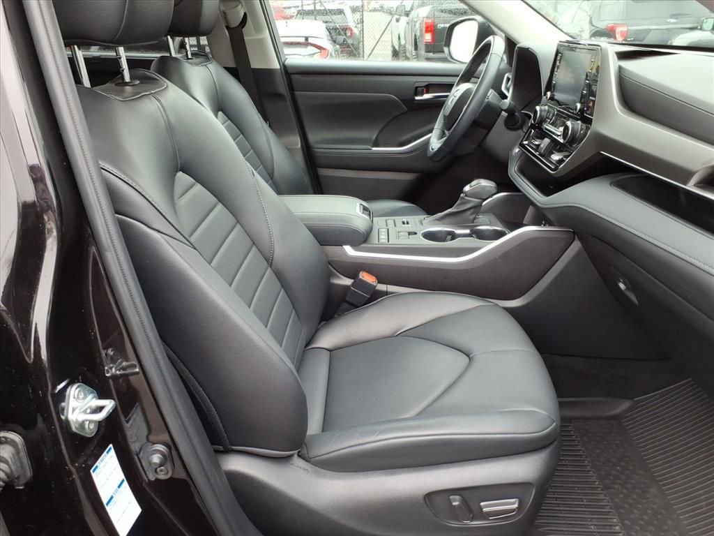 Used 2022 Toyota Highlander XLE image 16