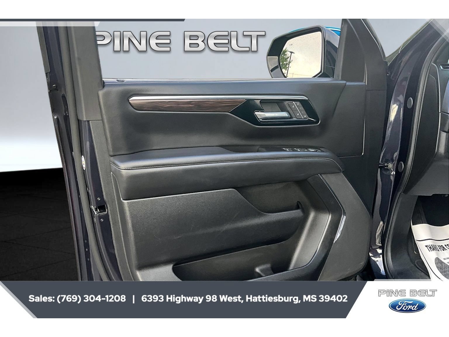 Used 2025 Chevrolet Suburban LT RWD image 17