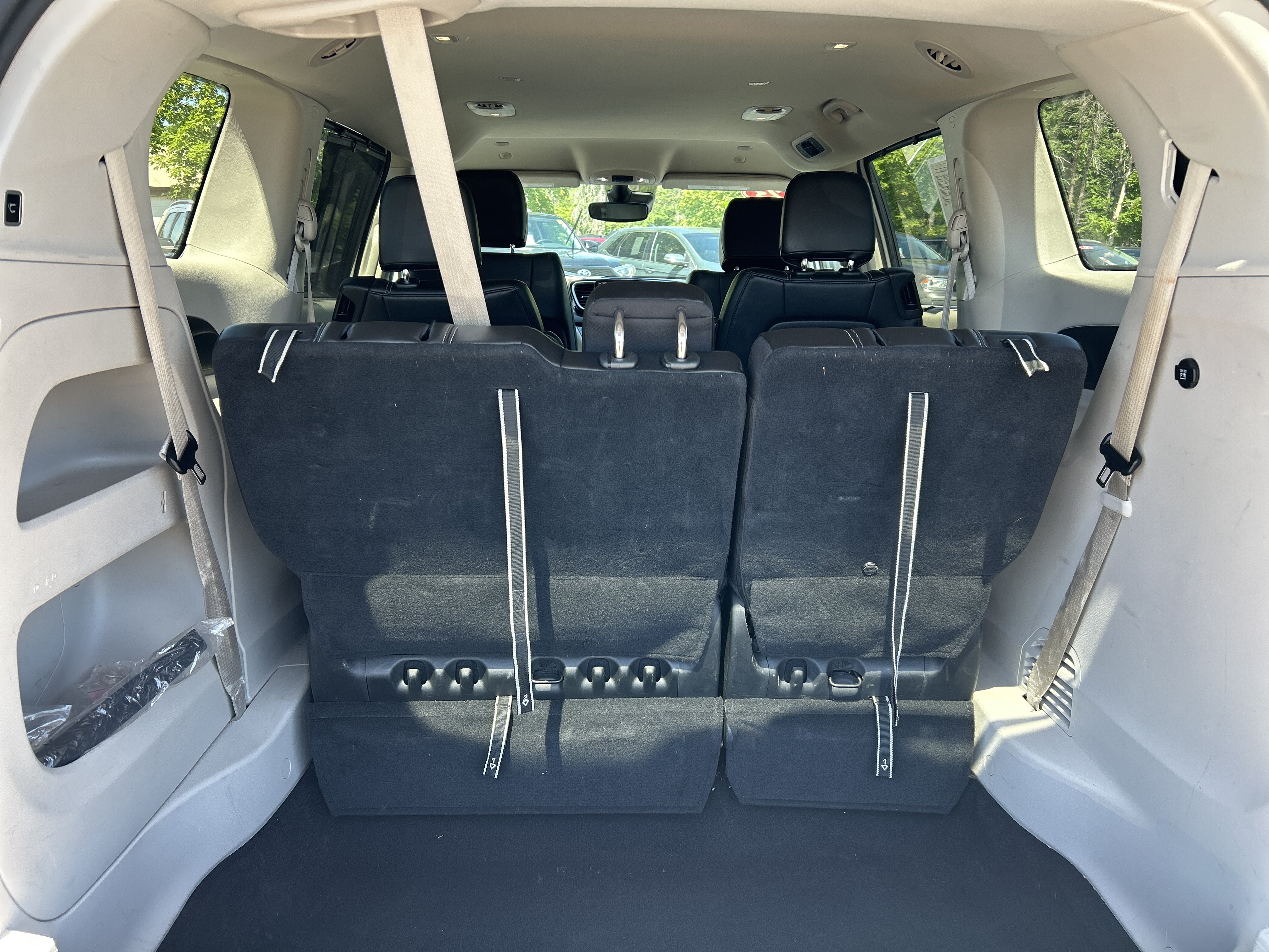 Used 2023 Chrysler Pacifica Touring-L FWD image 10