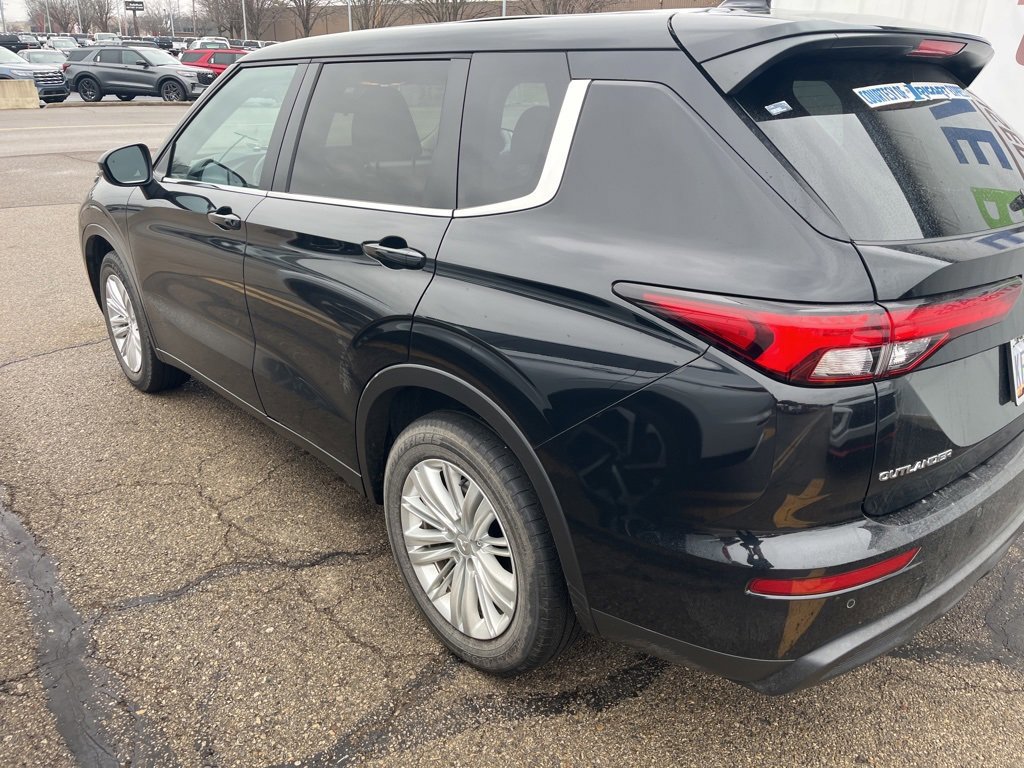 Used 2024 Mitsubishi Outlander ES image 2