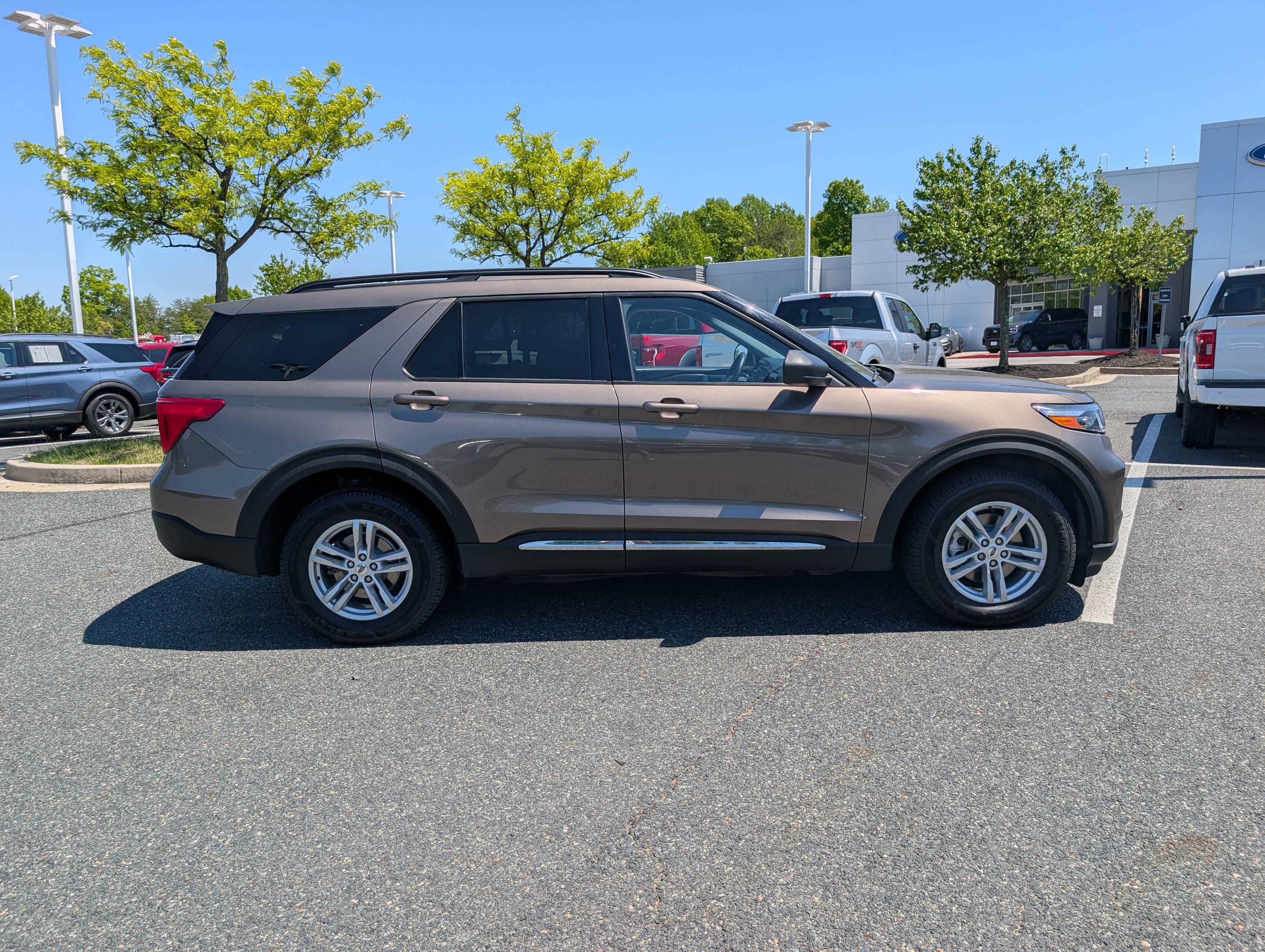 Certified 2021 Ford Explorer XLT w/ Equipment Group 202A AWD/4WD image 2