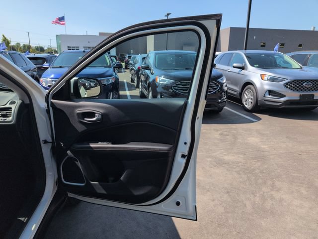 Used 2020 Jeep Compass Latitude w/ Cold Weather Group AWD/4WD image 14