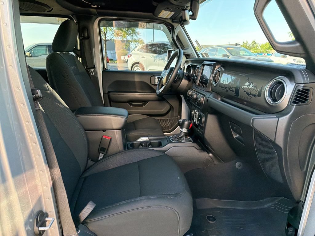 Used 2018 Jeep Wrangler Unlimited Sahara AWD/4WD image 25