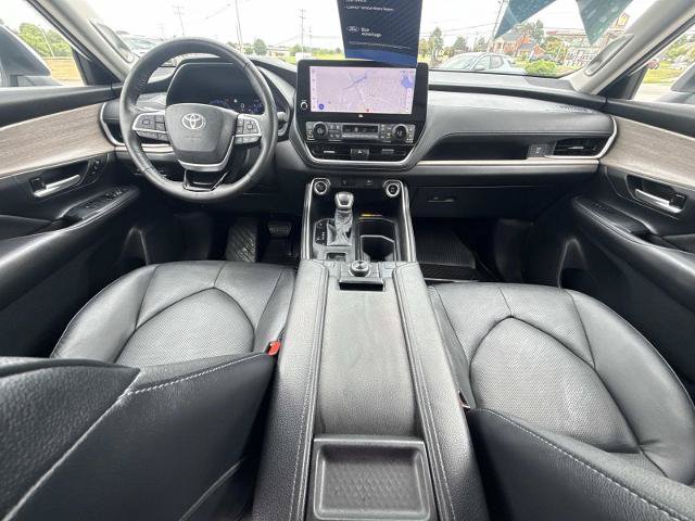 Used 2025 Toyota Grand Highlander AWD image 16