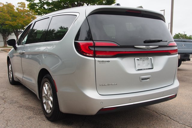 Used 2024 Chrysler Pacifica Touring-L FWD image 5