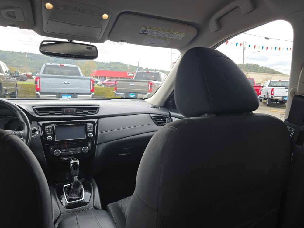 Used 2017 Nissan Rogue SV w/ SV Premium Package image 14