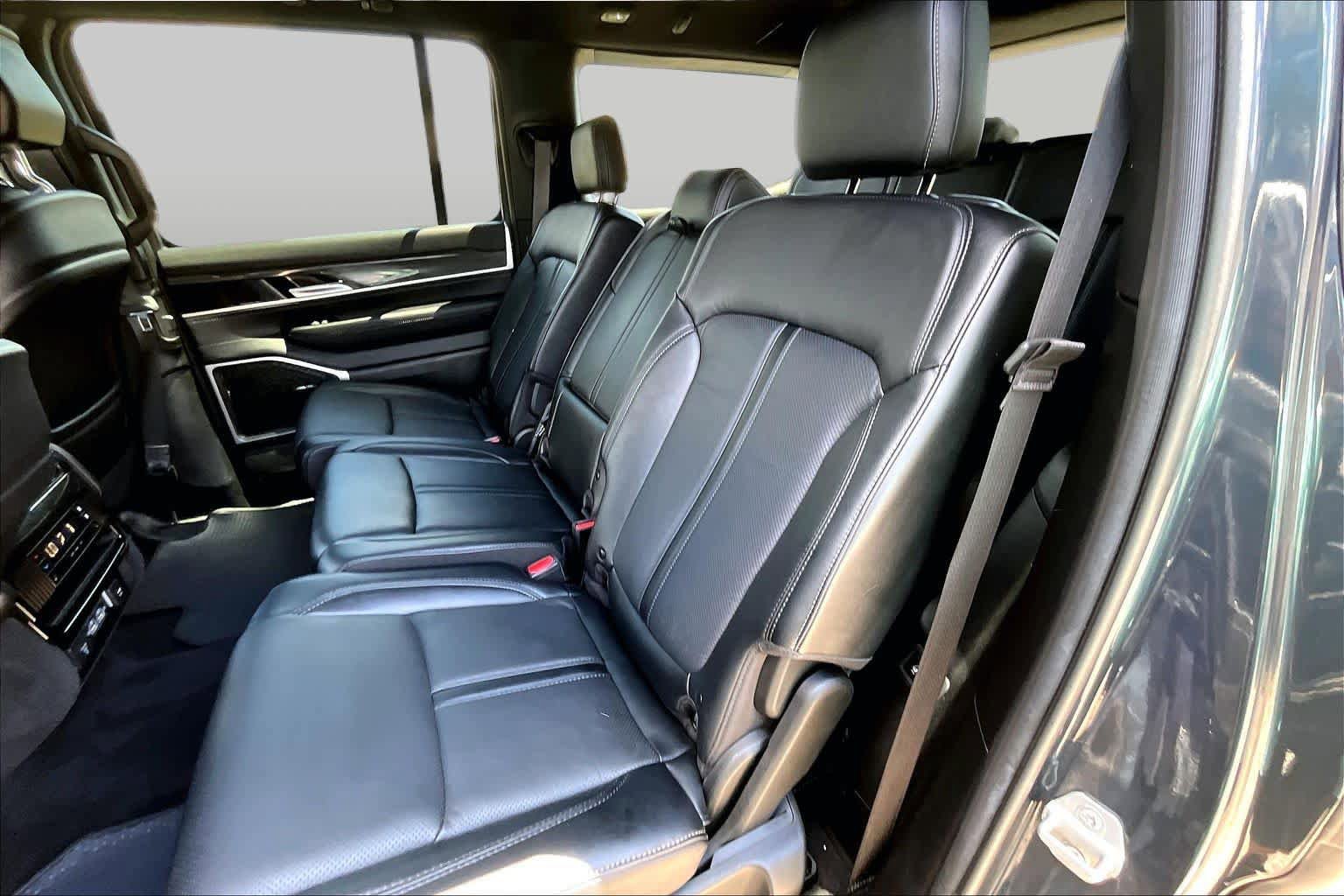 Used 2022 Jeep Wagoneer Series III AWD/4WD image 21