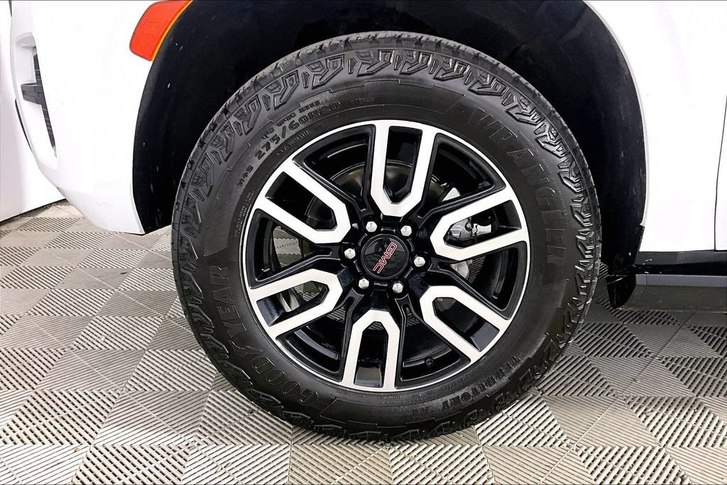 Used 2024 GMC Yukon XL AT4 w/ Technology Package AWD/4WD image 7