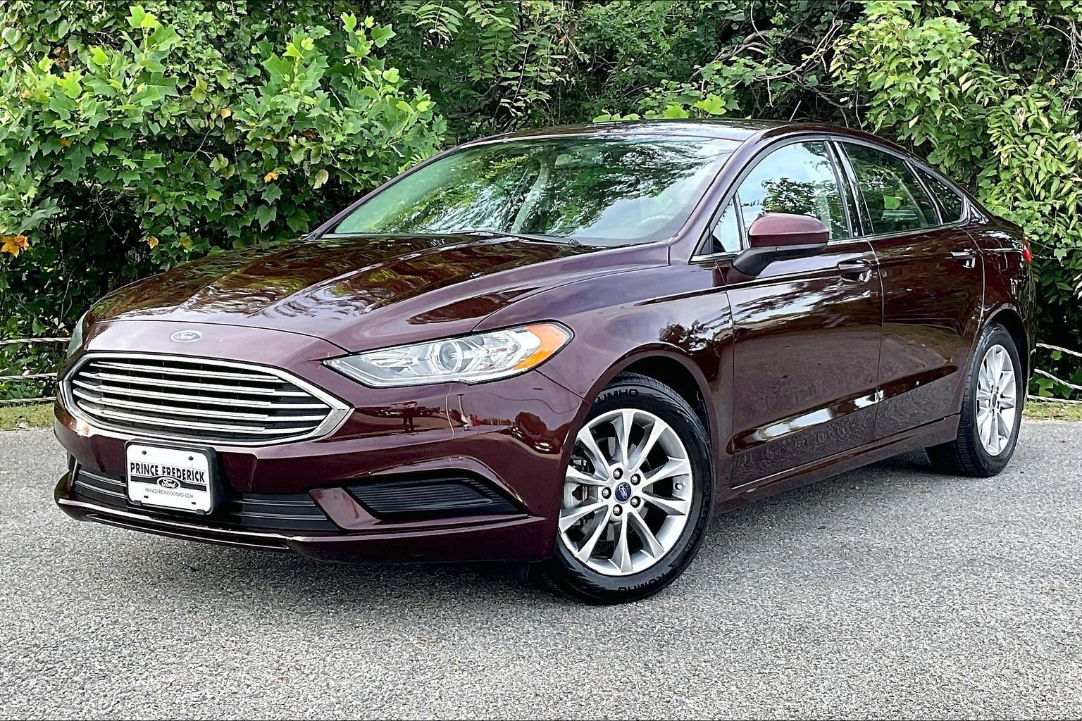 Certified 2017 Ford Fusion SE w/ Fusion SE Technology Package FWD image 3