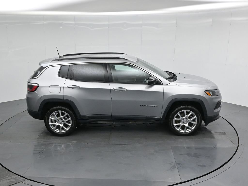 Used 2023 Jeep Compass Latitude image 24