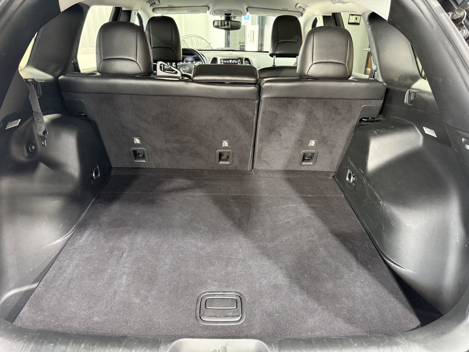 Used 2019 Jeep Cherokee Trailhawk AWD/4WD image 30