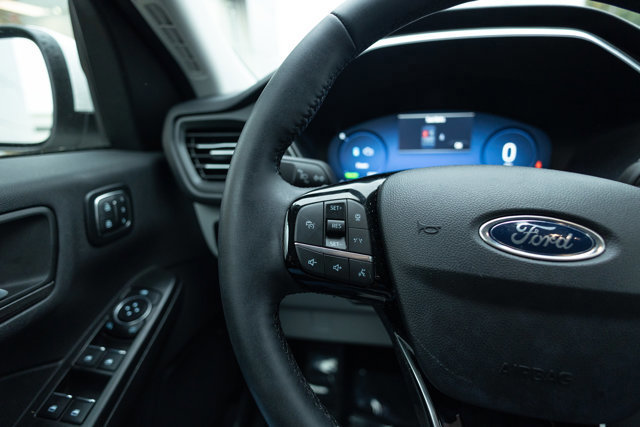 Certified 2025 Ford Escape Platinum w/ Premium Technology Package image 16