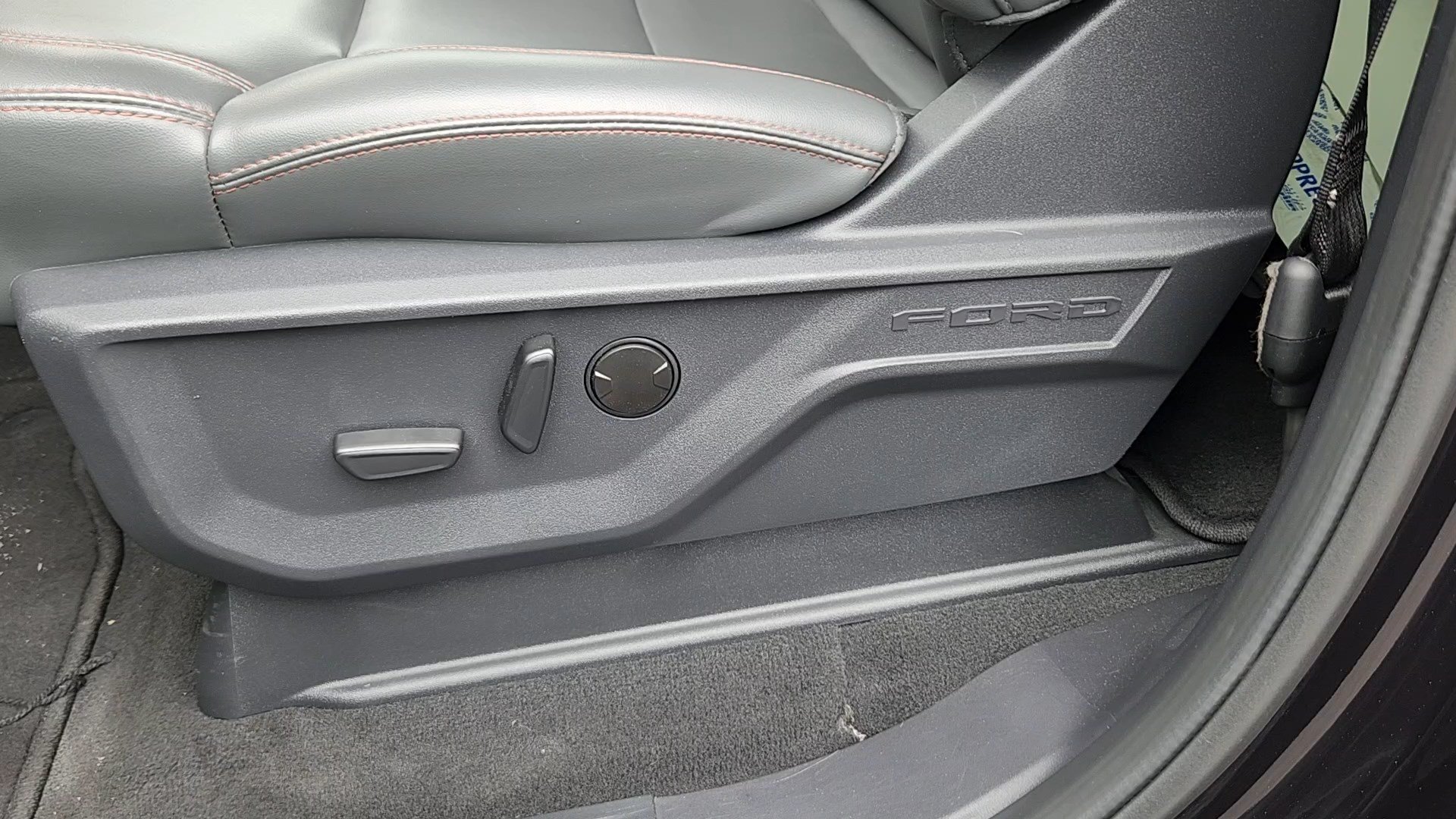 Certified 2025 Ford Expedition Active AWD/4WD image 9