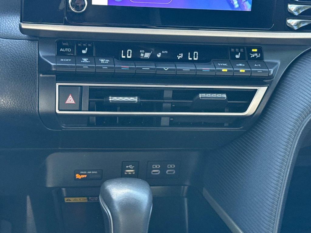 Used 2025 Toyota Camry SE w/ Convenience Package image 18