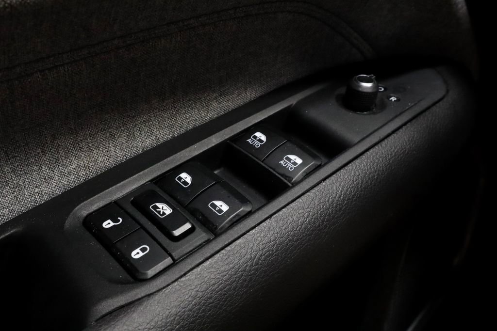 Used 2025 Jeep Compass Latitude image 23