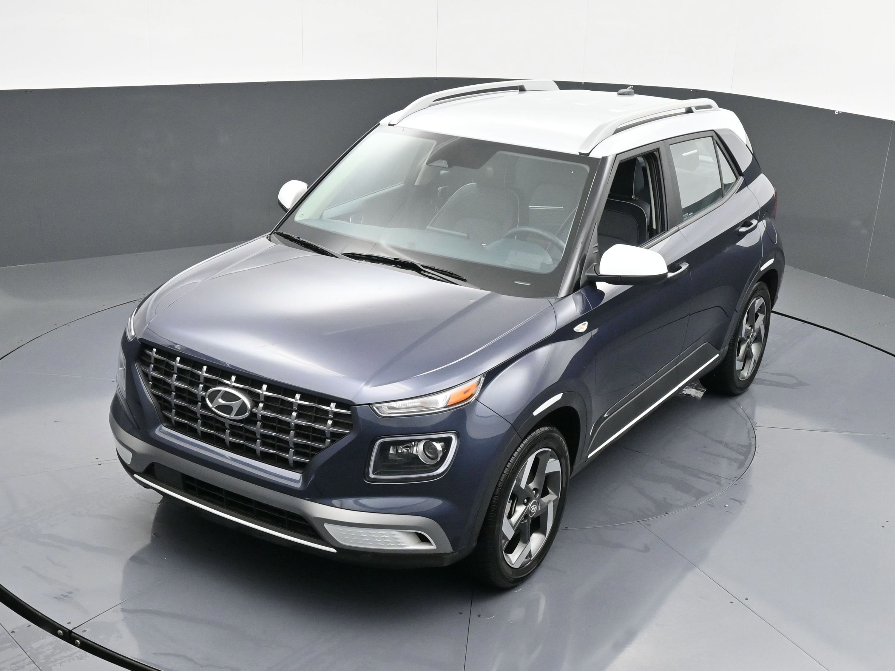 Used 2023 Hyundai Venue Limited w/ Cargo Package image 4