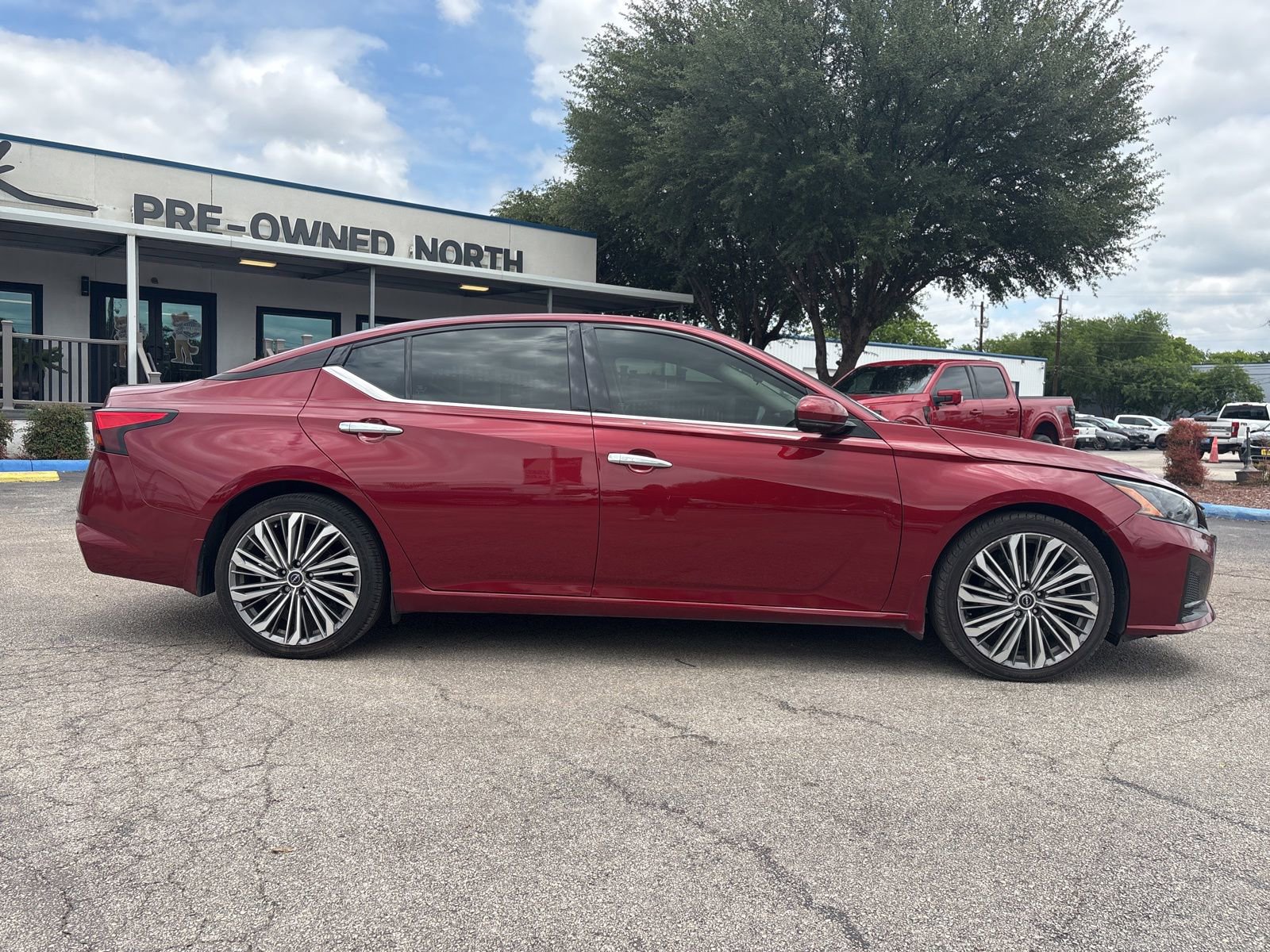 Used 2024 Nissan Altima 2.5 SL FWD image 2