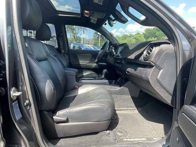 Used 2020 Toyota Tacoma TRD Sport w/ TRD Premium Sport Package AWD/4WD image 30