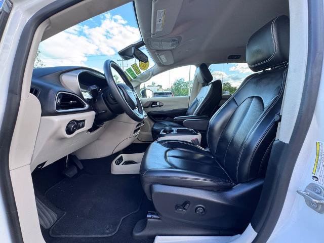 Used 2023 Chrysler Pacifica Touring-L FWD image 11