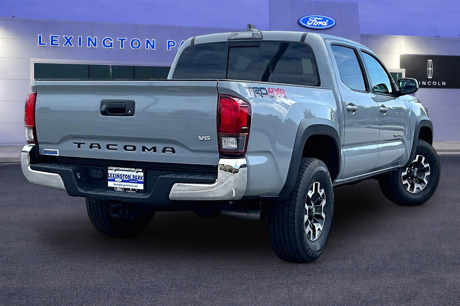 Used 2019 Toyota Tacoma TRD Off-Road AWD/4WD image 5