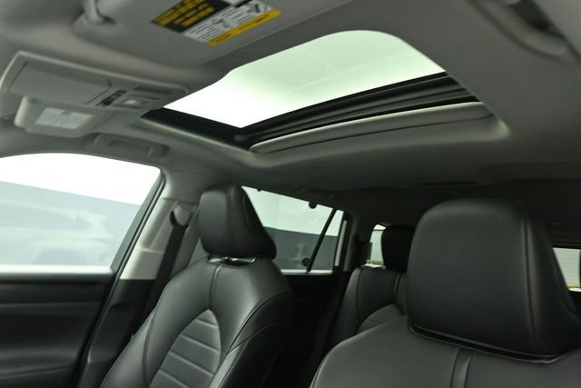 Used 2021 Toyota Highlander XLE AWD/4WD image 18