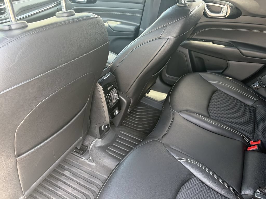 Used 2024 Jeep Compass Latitude w/ Convenience Group AWD/4WD image 28