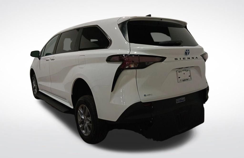 Used 2025 Toyota Sienna LE image 4