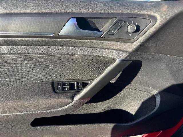 Used 2018 Volkswagen GTI SE image 19