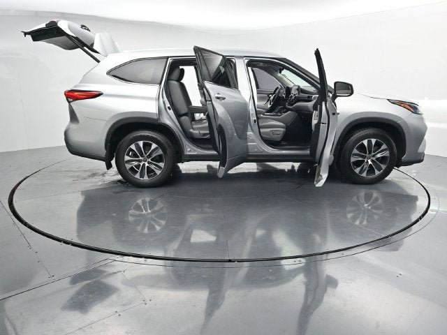 Used 2022 Toyota Highlander XLE AWD/4WD image 43