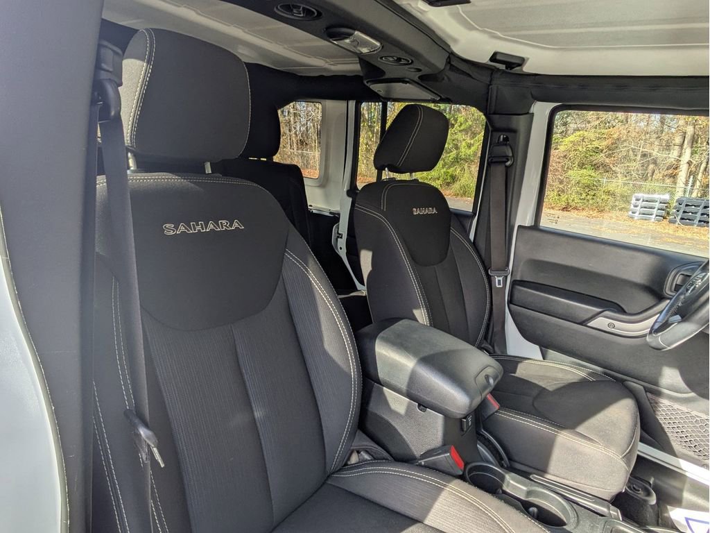 Used 2017 Jeep Wrangler Unlimited Sahara w/ Connectivity Group image 27