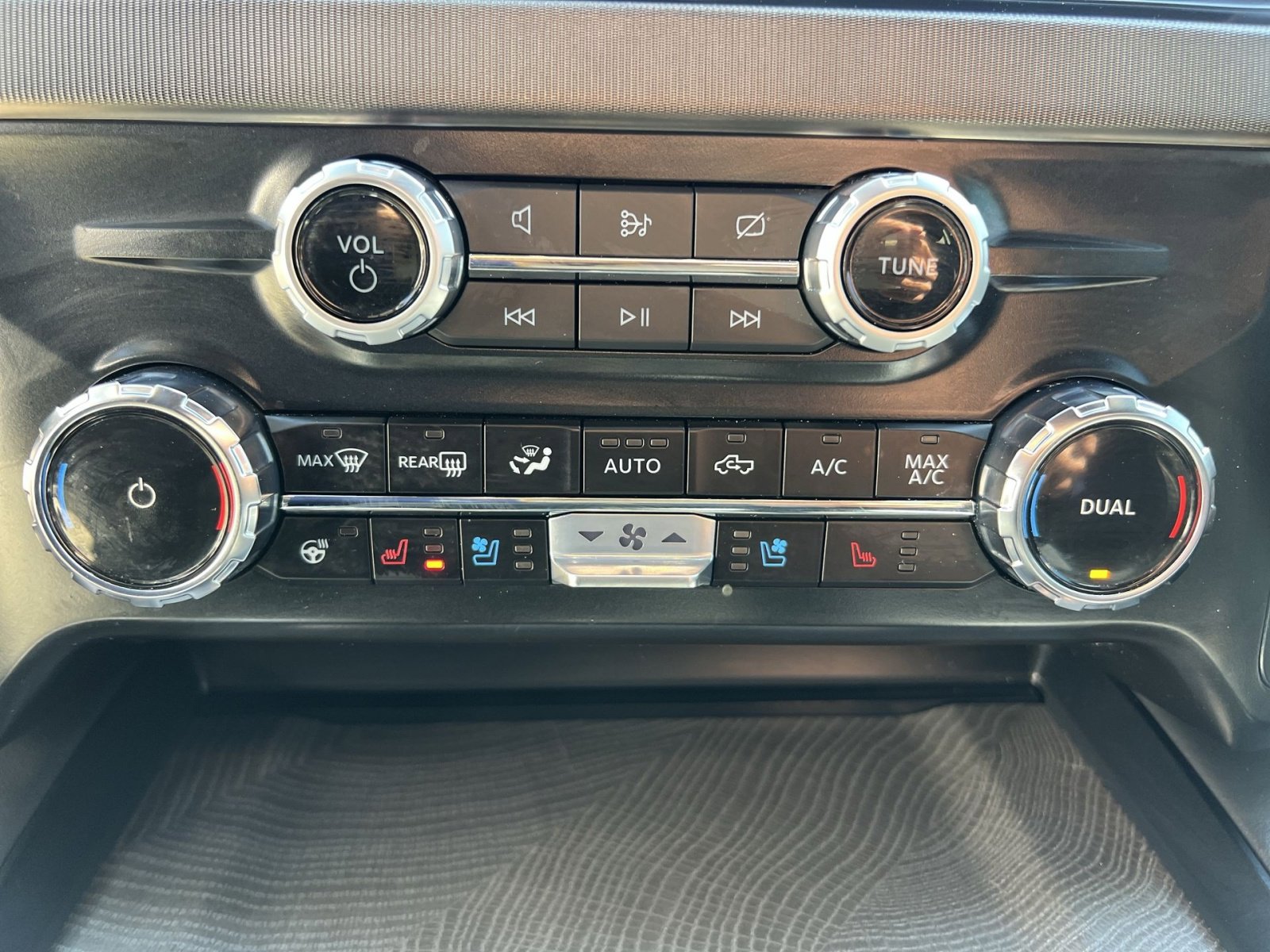 Certified 2024 Ford F250 Platinum w/ FX4 Off-Road Package AWD/4WD image 29